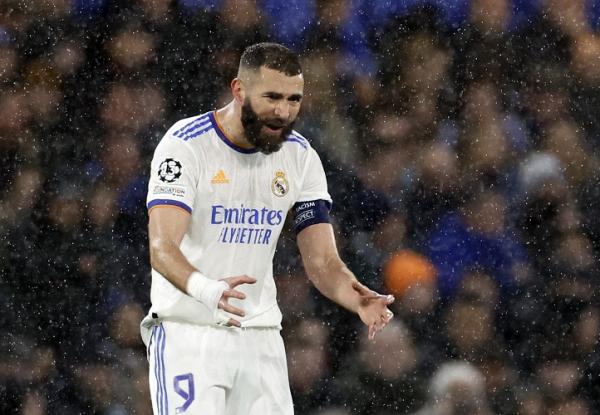 Karim Benzema Karim Benzema mengalami malam yang indah saat Real Madrid bertandang ke markas Chelsea di leg I perempat final Liga Champions 2021/2022. Dia cetak hattrick. (foto: Reuters/Peter Cziborra)