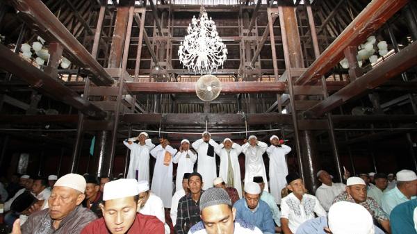 Tujuh muazin mengumandangkan azan saat sholat Jumat di Masjid Sang Cipta Rasa, Kota Cirebon. (FOTO: ISTIMEWA)