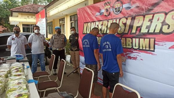 YS dan YH, dua tersangka kurir narkoba yang berhasil ditangkap. (FOTO: DHARMAWAN HADI)