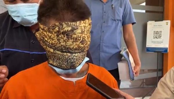Ayah Bejat Buleleng DBP (45) ayah yang memperkosa anak kandung di Buleleng. (Foto: iNews/Pande Wismaya).