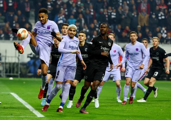 Frankfurt vs Barcelona Auba Barcelona ditahan imbang Eintracht Frankfurt 1-1 pada leg pertama perempat final Liga Europa 2021/2022. (foto: REUTERS/Kai Pfaffenbach).