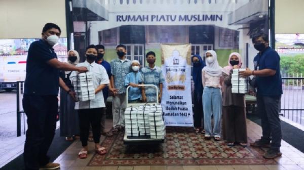 Ikatan Jurnalis televisi Indonesia (IJTI) Jakarta Raya, menyemarakkan bulan Ramadan 1443 Hijriah dengan membagikan makanan ke Panti Asuhan Muslimin di kawasan Senen, Jakarta Pusat. (Foto: Dok. IJTI). 