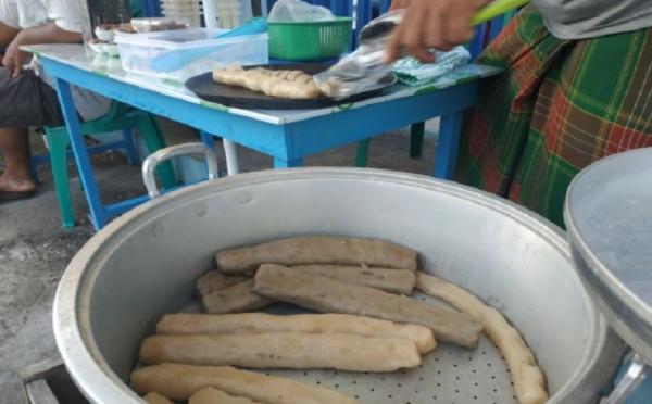 Kerupuk basah, kuliner khas Kapuas Hulu Kalimantan Barat. (Foto: ANTARA).