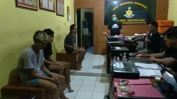 Tiga anggota geng motor yang menganiaya warga secara brutal dan sadis di perempatan Perum Cisalak, Cipedes. (FOTO: iNews/ASEP JUHARIYONO)