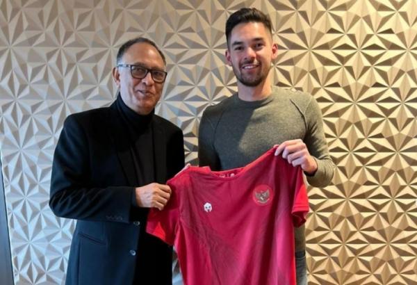 Exco PSSI Hasani Abdulgani dan Sandy Walsh Exco PSSI Hasani Abdulgani berfoto bersama pemain keturunan Indonesia yang bermain untuk KV Mechelen, Sandy Walsh. (Foto: Instagram/@hasaniabdulgani)