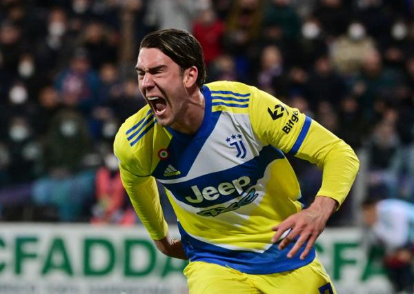 Striker Juventus, Dusan Vlahovic Striker Juventus, Dusan Vlahovic merayakan gol ke gawang Cagliari dalam laga Liga Italia 2021/2022 di Stadion Sardegna Arena, Minggu (10/4/2022). (Foto: REUTERS/Alberto Lingria)