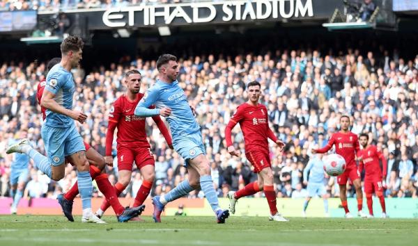 Man City vs Liverpool Jual beli serangan mewarnai duel big match Manchester City vs Liverpool di pekan ke-31 Liga Inggris 2021/2022. Laga tuntas dengan skor imbang 2-2. (foto: Reuters/Carl Recine).
