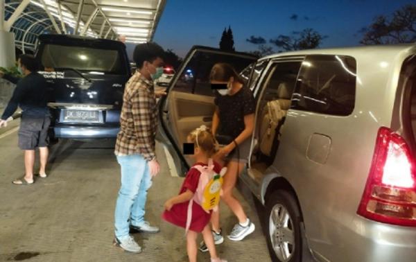 Perempuan Rusia Menyerahkan Diri LN dan putrinya VN menyerahkan diri ke Imigrasi Bali. (Foto: Kemenkumham Bali).