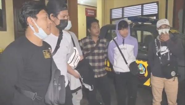 PMI yang terlunta-lunta di Turki tiba di Buleleng, Minggu (10/4/2022) malam. (Foto: iNews/Pande Wismaya)