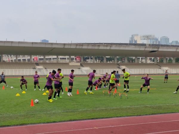 Timnas Indonesia U-23 menggelar latihan terakhir di Jakarta sebelum terbang ke Korea Selatan. Pemain naturalisasi Marc Klok sudah ikut berlatih. (foto: Tino/MPI).