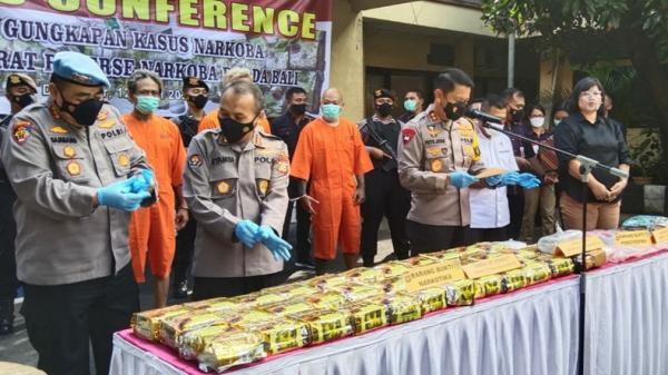 Polda Bali merilis hasil tangkapan terbesar 38 kilogram narkoba berbagai jenis, Selasa (12/4/2022). (Chusna Mohammad/MNC Portal)
