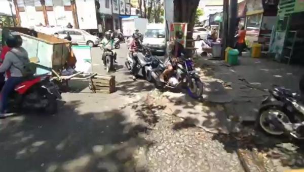 Pengendara mencari jalan alternatif karena jalan tertutup sampah yang meluber. (Foto: iNews/Indira Arri).