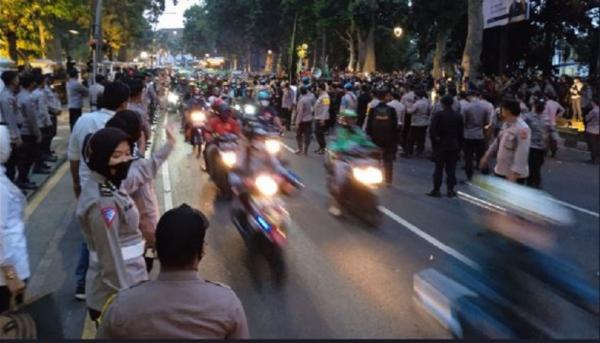 Kesal, Para Pengendara Terobos Penyekatan Jalan Demo Mahasiswa di Bogor