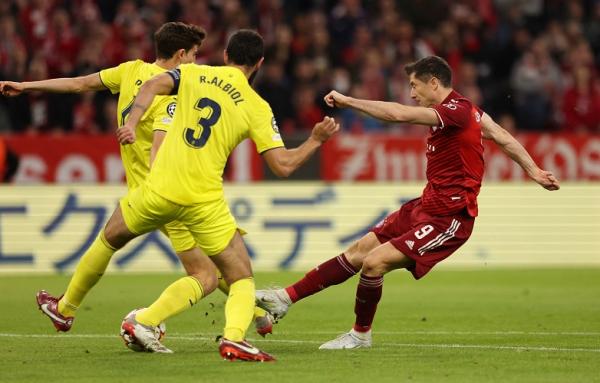Striker Bayern Munchen, Robert Lewandowski dikawal ketat bek Villarreal dalam laga leg kedua babak 8 besar Liga Champions 2021/2022 di Stadion Allianz Arena, Rabu (13/4/2022). (Foto: REUTERS)