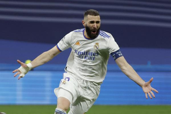 Striker Real Madrid, Karim Benzema merayakan gol ke gawang Chelsea dalam laga leg kedua babak 8 besar Liga Champions 2021/2022 di Stadion Santiago Bernabeu, Rabu (13/4/2022). (Foto: REUTERS)