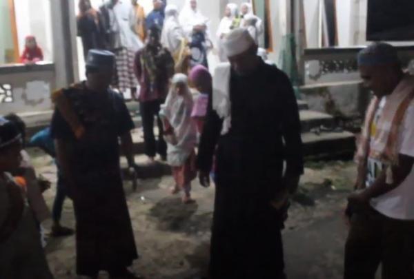 Jamaah Masjid Al Hidaya, Kabupaten Maluku Tenggara dihebohkan dengan penampakan jejak tapak kaki raksasa berukuran 65 cm. (Foto: inews TV/Dheddy Rumangun)