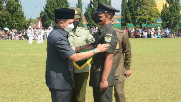 Bupati Bandung Dadang Supriatna selaku inspektur upacara melepas lencana siswa Dikmata TNI AD Gelombang II tahun 2021. (FOTO: Pendam Siliwangi)