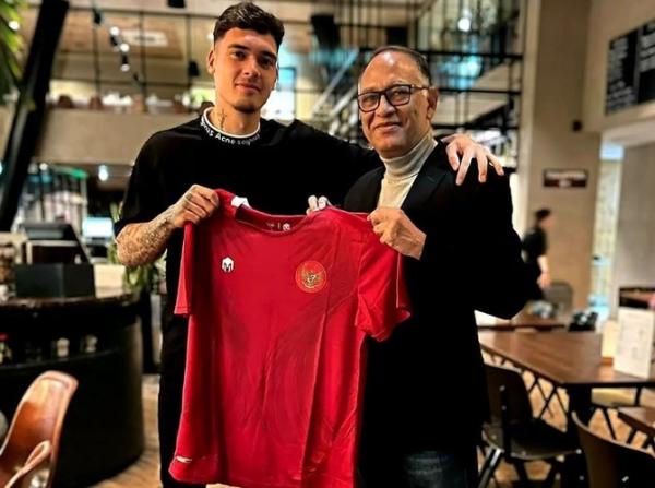 Shayne Pattynama memamerkan jersey Timnas Indonesia saat ditemui Exco PSSI, Hasani Abdulgani. (Foto: Instagram/@hasaniabdulgani)