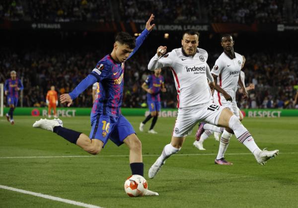 Pemain andalan Barcelona, Pedri kesulitan membongkar pertahanan Eintracht Frankfurt dalam laga leg kedua 8 besar Liga Europa di Stadion Camp Nou, Jumat (15/4/2022). (Foto: REUTERS/Albert Gea)