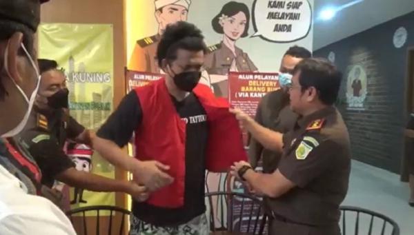 Jaksa melepas rompi tahanan I Made Eka Susila yang dibebaskan karena restorative justice. (Foto: iNews/Wira Dana).