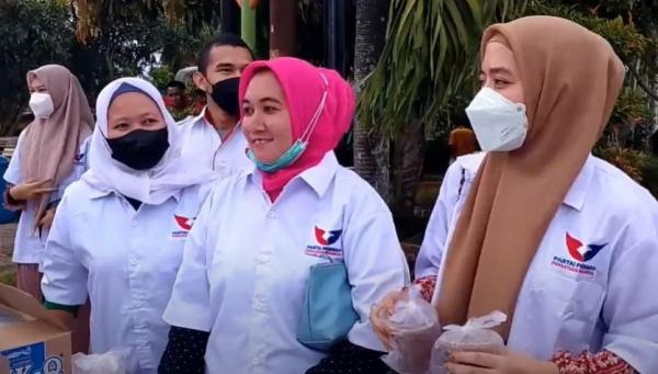 Barisan Pemuda Perindo Binjai membagikan takjil ke warga. (Foto: iNews TV)