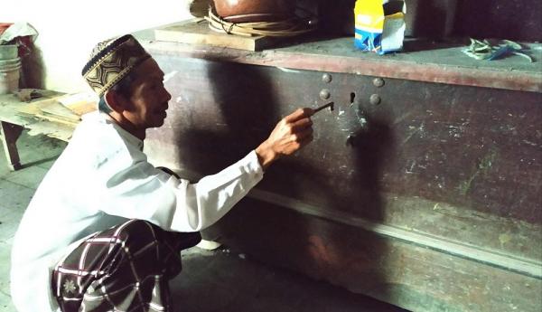 Salah satu peti peninggalan Mataram Islam yang masih ada di masjid Cangaan, Bojonegoro. (Avirista Midaada).