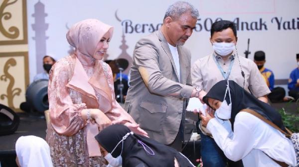 BUKA BERSAMA SKINSOL Owner Skinsol Group Rizky Ananda Musa dan Michael Simon menggelar buka bersama anak yatim piatu. (FOTO: ISTIMEWA)