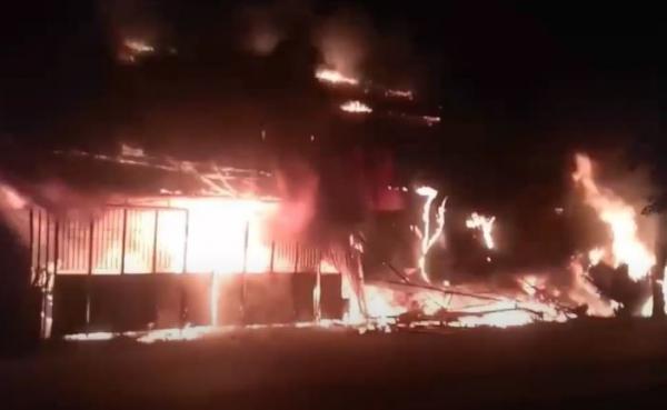 Tangkapan layar kobaran api yang membakar ruko dihuni tujuh orang di Samarinda. (Foto: iNews TV/Nina Iskandar)