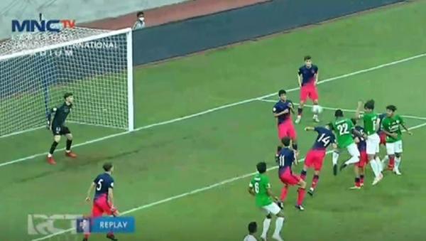 M Fajar Fathur Rahman Striker Indonesia All Star U-20, M Fajar Fathur Rahman menyundul bola yang berbuah gol ke gawang Atletico Madrid U-18 dalam laga International Youth Championship 2021 di Jakarta International Stadium, Minggu (17/4/2022). (Foto: Rctiplus.com)