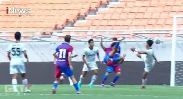Striker Barcelona U-18, Jorge Diaz mencetak gol akrobatik ke gawang Bali United U-18 dalam laga ketiga International Youth Championship 2021 di Jakarta International Stadium, Minggu (17/4/2022). (Foto: Rctiplus.com)