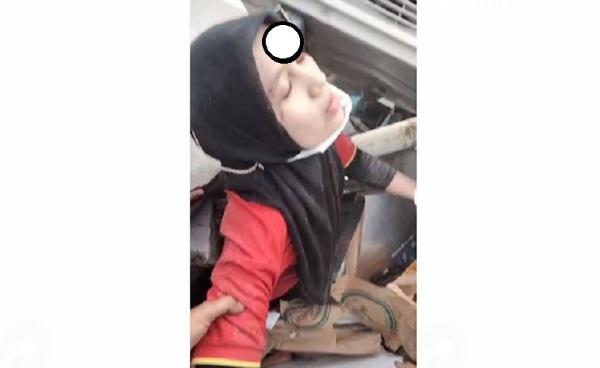 Pegawai perempuan yang dievakuasi dari reruntuhan minimarket ambruk di Banjar, Kalsel. (Foto: ist)