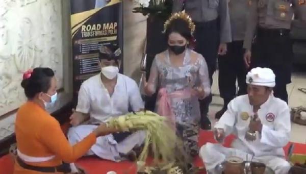 Pernikahan tahanan di Polresta Denpasar, Senin (18/4/2022). (Foto: iNews/Indira Arri)