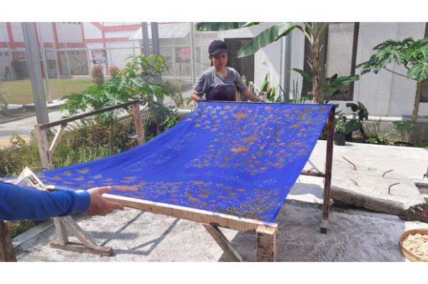 Terpidana mati kasus Narkoba, Mary Jane tengah menjemur batik hasil karyanya.(Foto : MPI/erfan erlin)