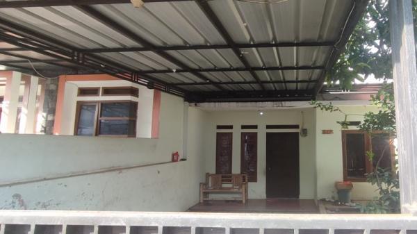 RUMAH TERDUGA TERORIS BANDUNG Rumah bercat hijau rumah yang dihuni terduga teroris AS di Cisaranten Kulon, Kelurahan Cisaranten, Kecamatan Arcamanik, Kota Bandung. (FOTO: AGUS WARSUDI)