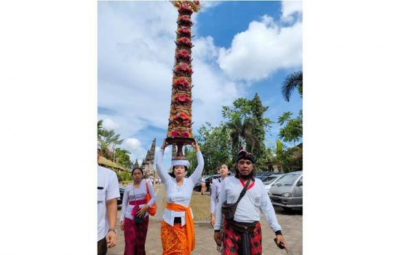 Gusti Ayu Nyoman Mudiani membawa gebogan setinggi 2,5 meter dan berat 50 Kg. (Foto: Chusna Muhammad)