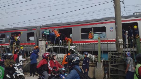Evakuasi mobil dari rel (Foto : Adhita Dian)