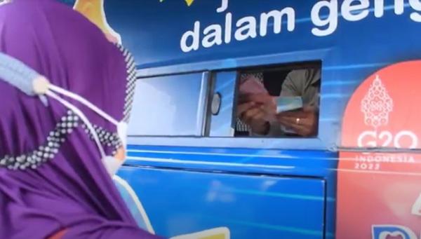 Penukaran uang di Denpasar, Bali. (Foto: iNews/Wira Dana).