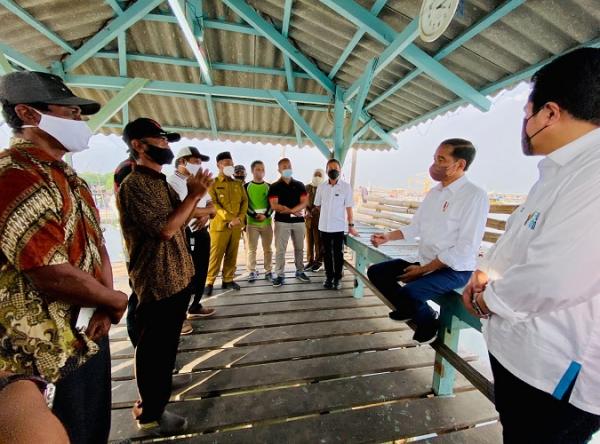 Presiden Jokowi berdialog bersama perwakilan nelayan di Dermaga Kapal Nelayan Bale Purbo, Kabupaten Gresik, Provinsi Jawa Timur, Rabu (20/4/2022). (Foto: Biro Setpres)