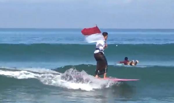 Perempuan berkebaya selancar di Pantai Kuta Bali. (Foto: iNews/Bagus Alit).