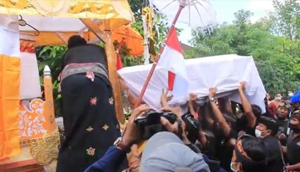 Ngaben Letda I Kadek Suhardiyana2 Jenazah Letda CPM I Kadek Adi Suhardiyana diarak dengan bade. (Foto: iNews/Wira Dana).