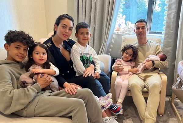 Pulang ke Rumah, Cristiano Ronaldo Bagikan Foto Keluarga bersama Anggota  Baru dan Tulis Pesan Haru!