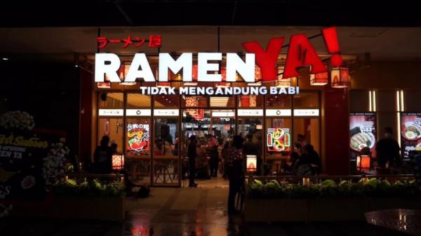 Mie Ramen Ya, Jalan Merdeka, Kota Bandung jadi tempat favorit berbuka puasa warga. (FOTO: iNews/ERVAN DAVID)