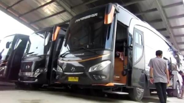Bus dengan fasilitas mewah layaknya hotel berbintang. (FOTO: iNews/ERICK FAHRIZAL)