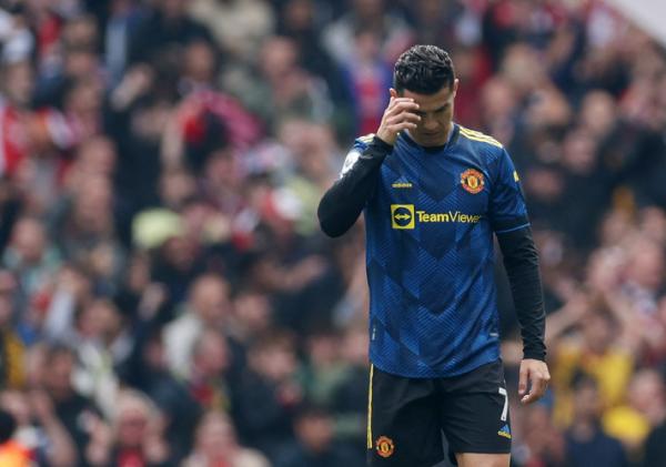 Raut kecewa tampak terlihat dalam wajah striker Man United, Cristiano Ronaldo saat melawan Arsenal pada laga Liga Inggris 2021/2022 di Stadion Emirates, London, Sabtu (23/4/2022). (Foto: REUTERS)
