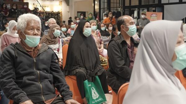 Keluarga penerima manfaat (KPM) di sela penyerahan BLT minyak goreng di Pos Bloc, Jakarta Pusat, Jumat (22/4/2022). (Foto: dok PT Pos Indonesia)