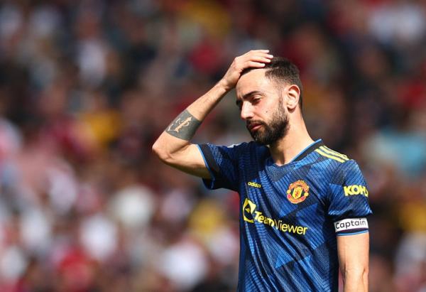 Playmaker Man United, Bruno Fernandes tampak kecewa seusai timnya kebobolan melawan Arsenal dalam laga Liga Inggris 2021/2022 di Stadion Emirates, London, Sabtu (23/4/2022). (Foto: REUTERS)