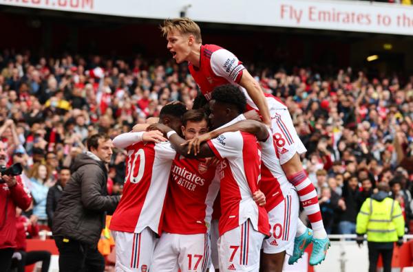 Winger Arsenal, Bukayo Saka (7) merayakan golnya ke gawang Man United bersama rekan setimnya dalam laga Inggris 2021/2022 di Stadion Emirates, London, Sabtu (23/4/2022). (Foto: REUTERS)