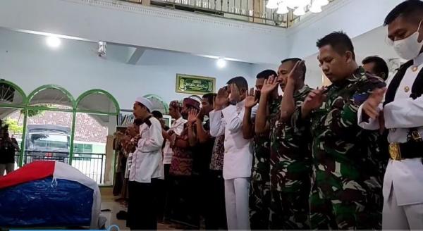 Warga dan prajurit TNI marinir mengikuti salat jenazah untuk Praka Dwi Miftach yang gugur diserang KKB Papua. (Foto: iNews TV/Abdul Wakhid)