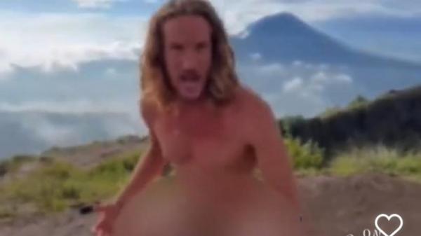 Tangkapan layar video Jeffry Douglas Craigen yang menari telanjang di Gunung Batur. (Foto: MNC/Chusna Mohammad)