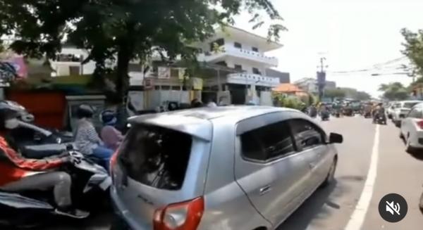 Viral Mobil Neduh di Pohon Sebelum Lampu Merah karena Panas, Netizen: Ini kalau Hujan Neduh Juga